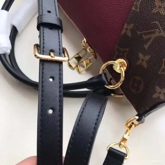 Louis TOTE Vuitton V MM 0421